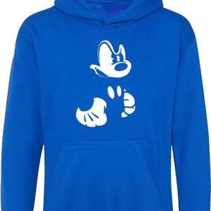 Pu&ograve; includere: Una felpa con cappuccio blu reale con una silhouette bianca della testa e delle mani di Topolino.