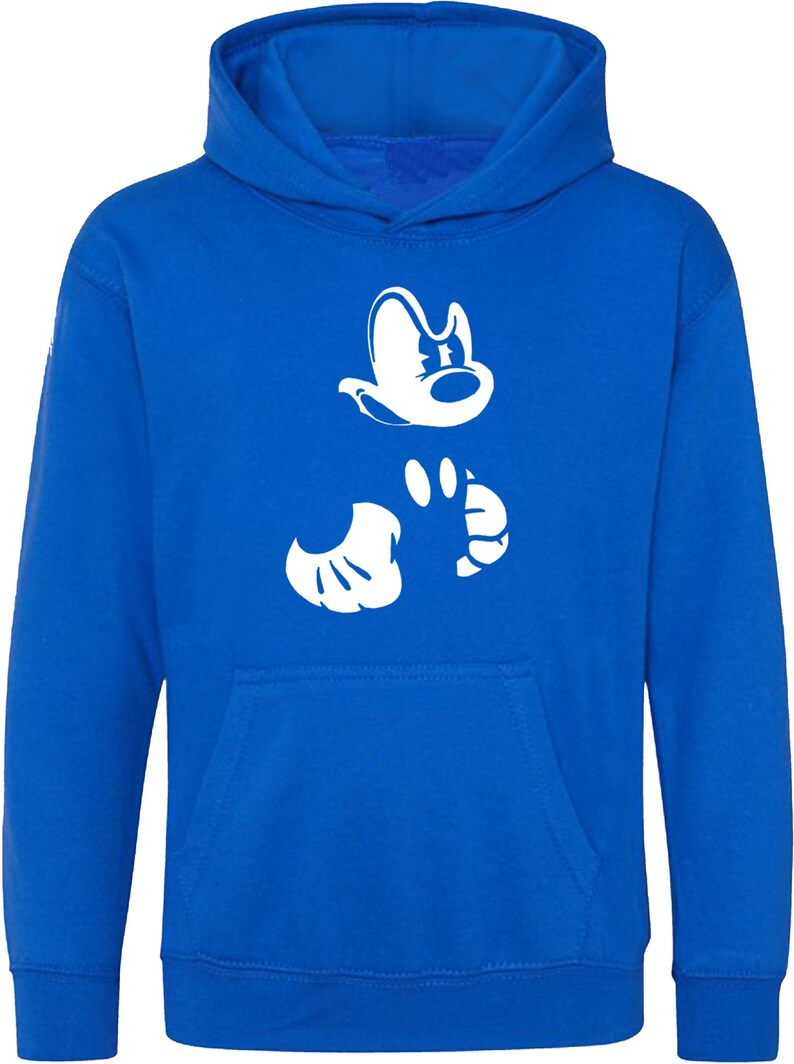 Pu&ograve; includere: Una felpa con cappuccio blu reale con una silhouette bianca della testa e delle mani di Topolino.