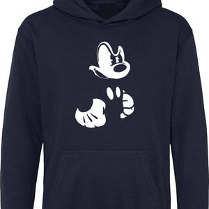 Pu&ograve; includere: Una felpa con cappuccio blu navy con una silhouette bianca della testa e delle mani di Topolino.
