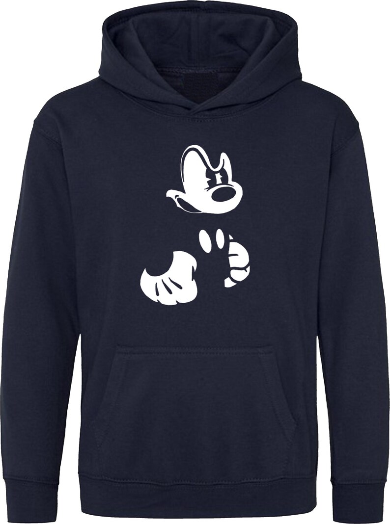Pu&ograve; includere: Una felpa con cappuccio blu navy con una silhouette bianca della testa e delle mani di Topolino.