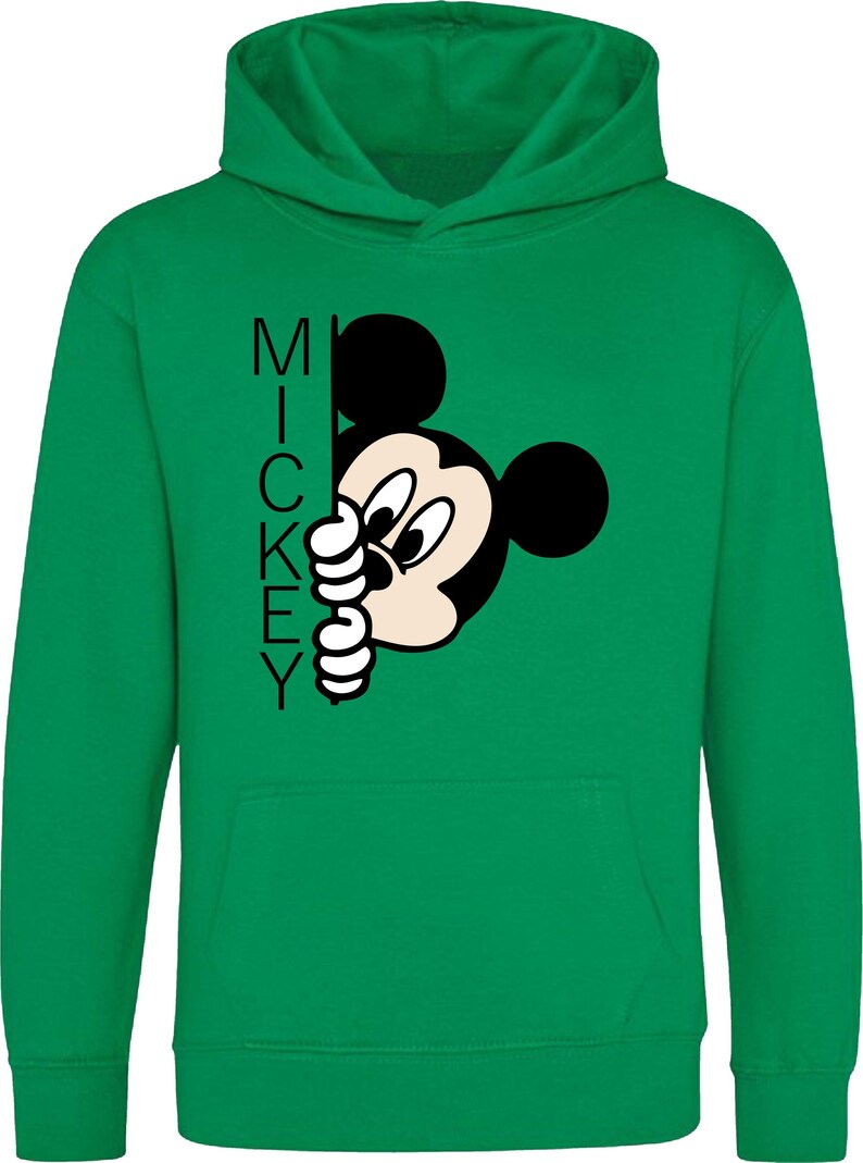 Puede incluir: Sudadera con capucha verde con una imagen de dibujos animados en blanco y negro de Mickey Mouse asom&aacute;ndose por detr&aacute;s de la palabra "MICKEY".