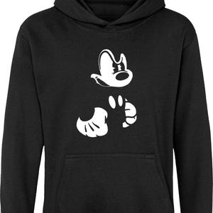 Pu&ograve; includere: Felpa con cappuccio nera con una grafica bianca di un topo dei cartoni animati con un'espressione maliziosa. Il topo &egrave; raffigurato con grandi guanti bianchi e un contorno bianco.