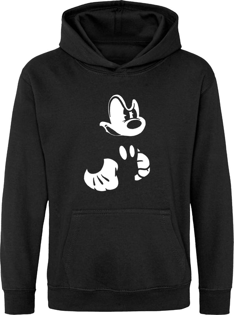 Pu&ograve; includere: Felpa con cappuccio nera con una grafica bianca di un topo dei cartoni animati con un'espressione maliziosa. Il topo &egrave; raffigurato con grandi guanti bianchi e un contorno bianco.