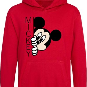 Puede incluir: Sudadera con capucha roja con una imagen de dibujos animados en blanco y negro de Mickey Mouse asom&aacute;ndose por detr&aacute;s de la palabra "MICKEY".