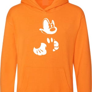 Pu&ograve; includere: Felpa con cappuccio arancione con una silhouette bianca della mano e della testa di Topolino.
