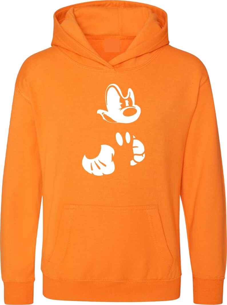 Pu&ograve; includere: Felpa con cappuccio arancione con una silhouette bianca della mano e della testa di Topolino.