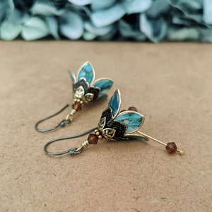 Boucles doreilles Blue Flower Dangle, Boucles doreilles Brass Dangle, Boucles doreilles Crystal Dangle, Boucles doreilles Lilly Flower Dangle Drop, Cadeau pour femme, Cadeau pour elle, image 2