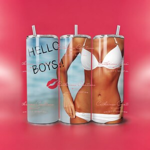 Op de afbeelding: Drie roestvrijstalen bekers met een witte achtergrond en een blauwe lucht. De beker links heeft de tekst "HELLO BOYS!" in zwart. De bekers rechts hebben een vrouw in een witte bikini. De bekers hebben een rode lipafdruk en de tekst "Catherine's Creations Gift Shop".