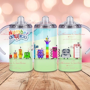 Könnte beinhalten: Drei Edelstahlbecher mit bunten Numberblocks-Charakteren aus der beliebten Kindersendung. Die Becher haben einen durchsichtigen Deckel mit einem Strohhalmloch und einen Griff. Die Becher sind mit dem Text "Catherines Creations - Gift Shop" beschriftet.