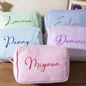Benutzerdefinierte Brautjungfer Make-up-Tasche, Brautjungfer Geschenke, individuell bestickte Seersucker Kosmetiktasche, Reise-Make-up-Tasche, Kosmetiktasche, Geschenke für ihre Mutter