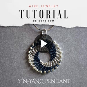 Puede incluir: Un colgante circular con un diseño de alambre tejido que alterna secciones de alambre azul oscuro y plateado, acentuado por pequeñas cuentas plateadas en el borde. El texto dice WIRE JEWELRY TUTORIAL DE-CORS.COM YIN-YANG PENDANT.