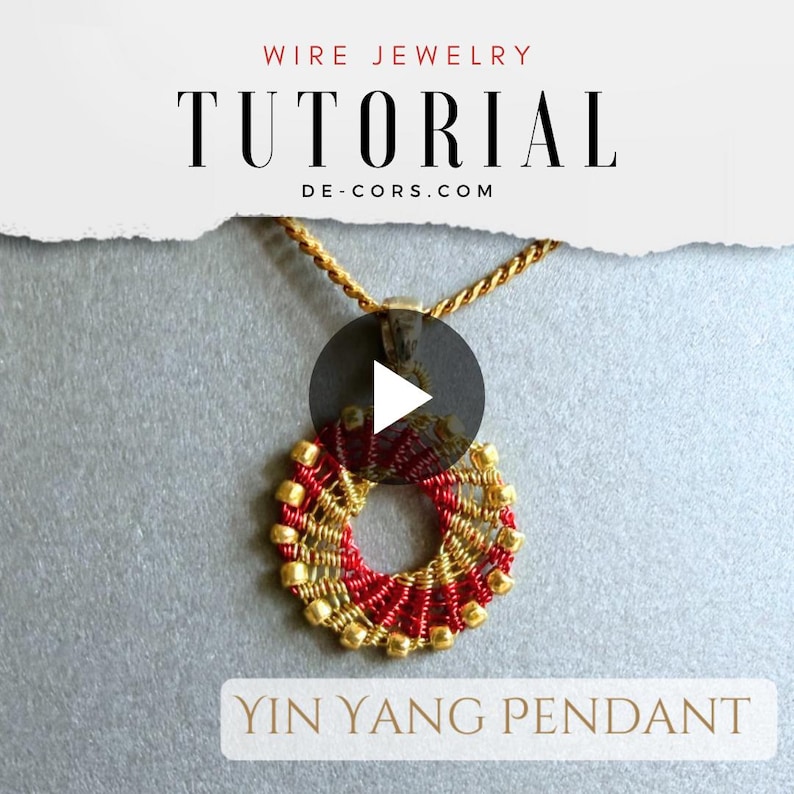 Peut inclure: Un collier dor&eacute; avec un pendentif Yin Yang rouge et or. Le pendentif est fait de fil et de perles. L'image comprend le texte "WIRE JEWELRY TUTORIAL" et "YIN YANG PENDANT".