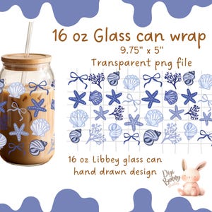 Puede incluir: Una descarga digital de un diseño imprimible de 9,75 pulgadas por 5 pulgadas para una envoltura de lata de vidrio de 16 onzas. El diseño presenta un patrón azul y blanco de conchas marinas, estrellas de mar y corales sobre un fondo blanco. El texto "16 oz Glass can wrap" y "Transparent png file" está incluido en la imagen.