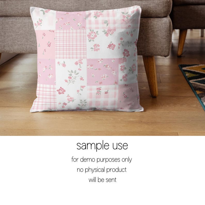 以下が含まれることがあります： ピンクと白のパッチワークデザインの正方形の装飾枕。枕には花柄とギンガムチェック柄があります。「sample use」の文字と、画像がデモ目的のみであることを示す追加のテキストが表示されています。