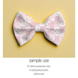以下が含まれることがあります： ピンクと白の正方形のパッチワークデザインの大きな布製リボン。一部は花柄、その他はギンガムチェックです。リボンは黄色の背景に配置されています。下部のテキストは「sample use」と表示されています。