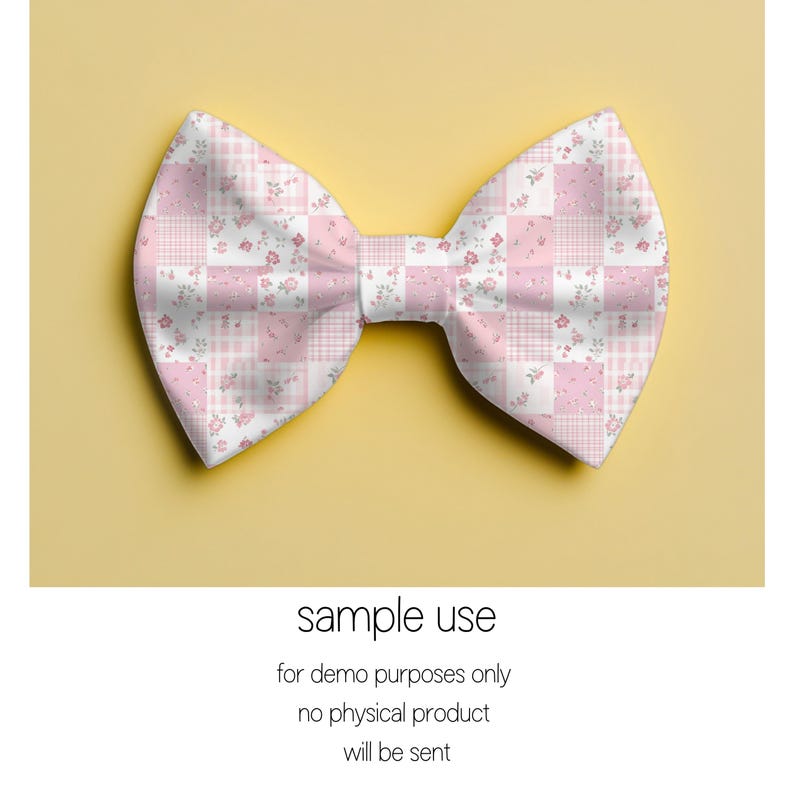 以下が含まれることがあります： ピンクと白の正方形のパッチワークデザインの大きな布製リボン。一部は花柄、その他はギンガムチェックです。リボンは黄色の背景に配置されています。下部のテキストは「sample use」と表示されています。