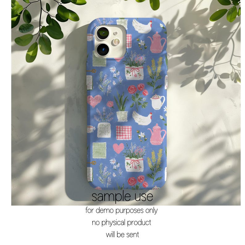 Pode incluir: Uma capa de telefone azul com um padr&atilde;o repetido de bules rosa, pombas brancas, plantas em vasos e cora&ccedil;&otilde;es. A capa tem um acabamento brilhante e um recorte para a c&acirc;mera. O texto "sample use" e outro texto &eacute; impresso na parte inferior.