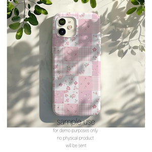 以下が含まれることがあります： ピンクと白のパッチワークの携帯電話ケース。花柄とチェック柄のデザイン。ケースは正方形で、カメラの切り抜きがあります。「sample use」というテキストとその他のテキストが下部に表示されています。