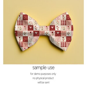 Peut inclure: Un n&oelig;ud papillon en tissu avec un motif patchwork de carr&eacute;s rouges, roses et blancs. Les carr&eacute;s sont orn&eacute;s de motifs floraux et de c&oelig;urs. Le n&oelig;ud papillon est pos&eacute; sur un fond jaune. Le texte en bas indique "sample use".
