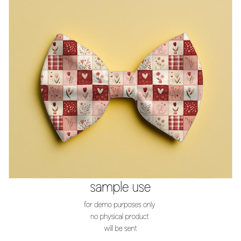 Peut inclure: Un n&oelig;ud papillon en tissu avec un motif patchwork de carr&eacute;s rouges, roses et blancs. Les carr&eacute;s sont orn&eacute;s de motifs floraux et de c&oelig;urs. Le n&oelig;ud papillon est pos&eacute; sur un fond jaune. Le texte en bas indique "sample use".