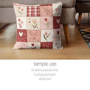Peut inclure: Coussin carr&eacute; avec un motif patchwork compos&eacute; de motifs floraux et de c&oelig;urs dans des tons de rose, de rouge et de cr&egrave;me. Le coussin est pos&eacute; sur un sol en bois. Le texte "sample use" est visible.