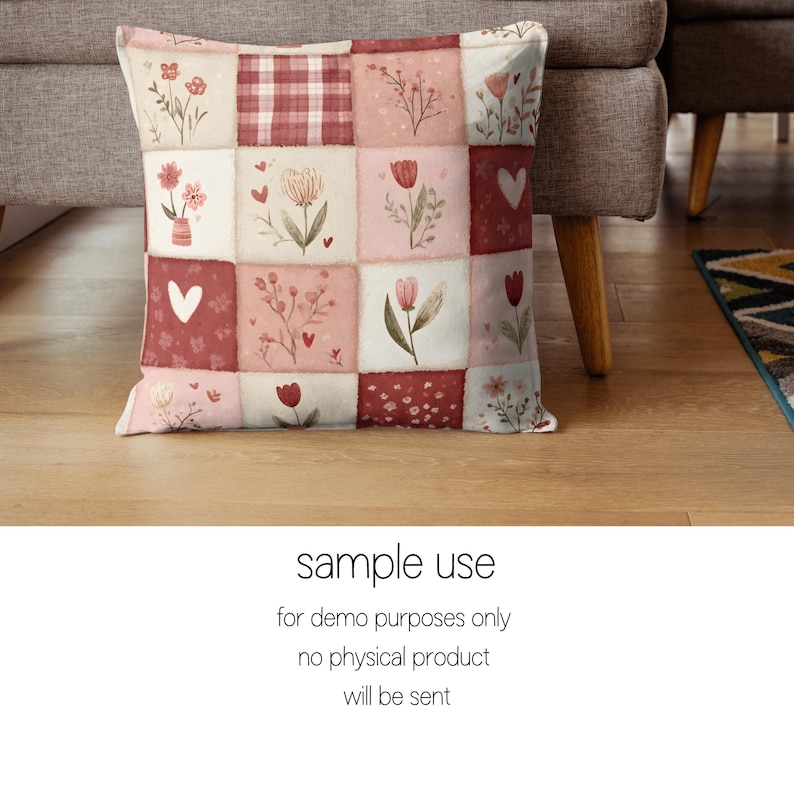 Peut inclure: Coussin carr&eacute; avec un motif patchwork compos&eacute; de motifs floraux et de c&oelig;urs dans des tons de rose, de rouge et de cr&egrave;me. Le coussin est pos&eacute; sur un sol en bois. Le texte "sample use" est visible.