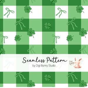 Pode incluir: Um padrão sem costura com trevos de quatro folhas verdes e laços verdes sobre um fundo xadrez branco e verde. O texto "Seamless Pattern by Digi Bunny Studio" está na parte inferior da imagem.