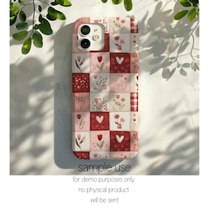 Peut inclure: Coque de t&eacute;l&eacute;phone avec un motif patchwork compos&eacute; de carr&eacute;s rouges, roses et blancs. Les carr&eacute;s sont d&eacute;cor&eacute;s de motifs floraux et de c&oelig;urs. Le texte "sample use" et d'autres textes sont visibles en bas.