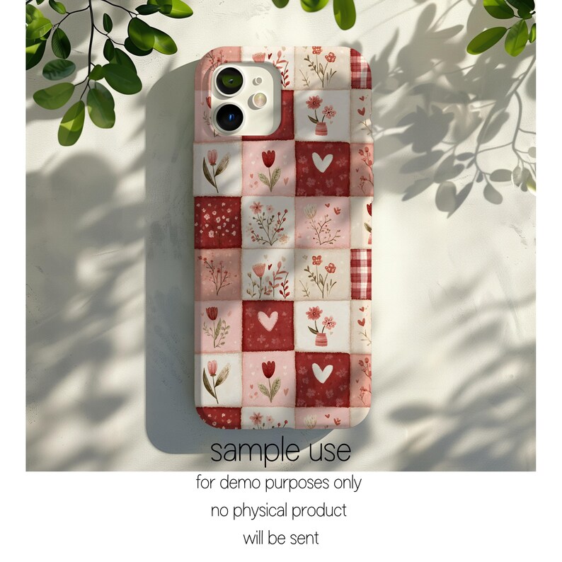 Peut inclure: Coque de t&eacute;l&eacute;phone avec un motif patchwork compos&eacute; de carr&eacute;s rouges, roses et blancs. Les carr&eacute;s sont d&eacute;cor&eacute;s de motifs floraux et de c&oelig;urs. Le texte "sample use" et d'autres textes sont visibles en bas.