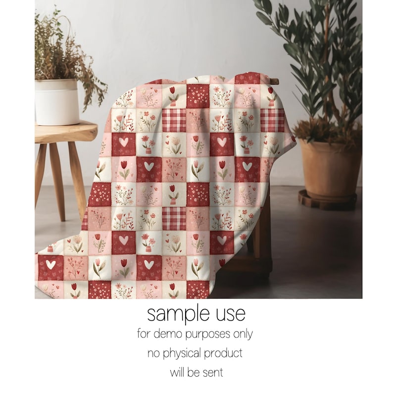 Peut inclure: Une couverture d&eacute;corative avec un motif patchwork. La couverture pr&eacute;sente des carr&eacute;s avec des motifs floraux, de c&oelig;urs et &agrave; carreaux dans des tons de rouge, de rose et de cr&egrave;me. Le texte "sample use" est visible en bas.