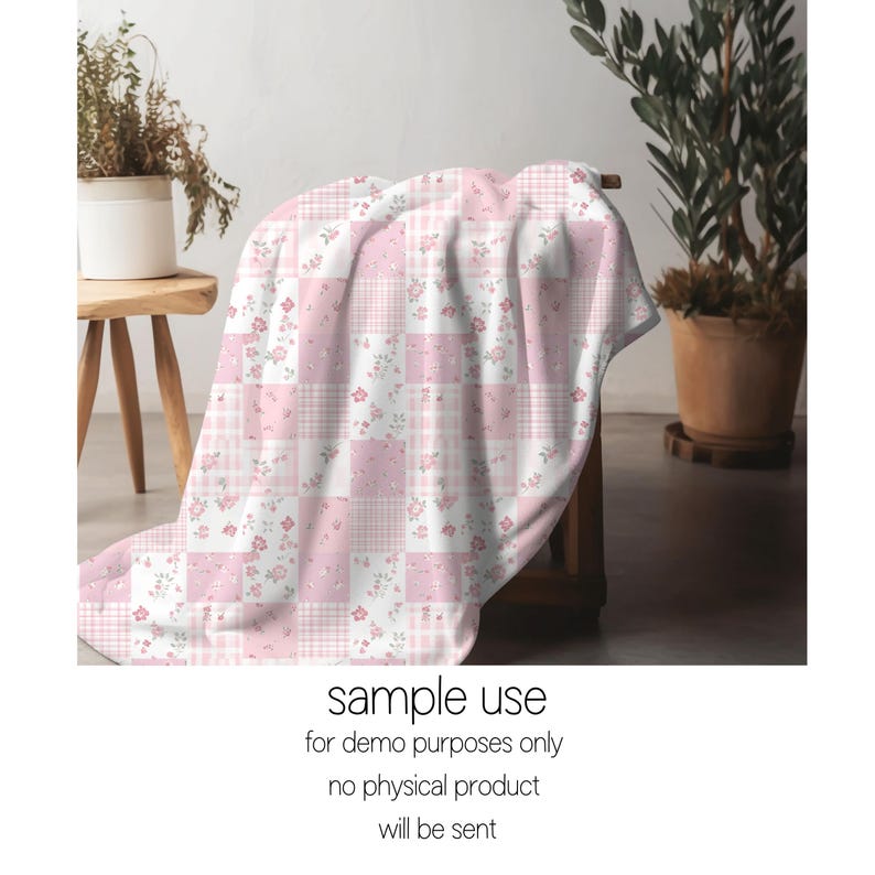 以下が含まれることがあります： 木製のスツールに掛けられた、ピンクと白のパッチワークの毛布。花柄とギンガムチェックの模様です。画像には「sample use for demo purposes only no physical product will be sent」と書かれたテキストが含まれています。