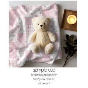 以下が含まれることがあります： クリーム色のテディベアが、花柄とチェック柄のピンクと白のパッチワークキルトの上に置かれています。 木製のトレイに入ったろうそくの火と緑も存在します。 テキスト「sample use」が表示されています。