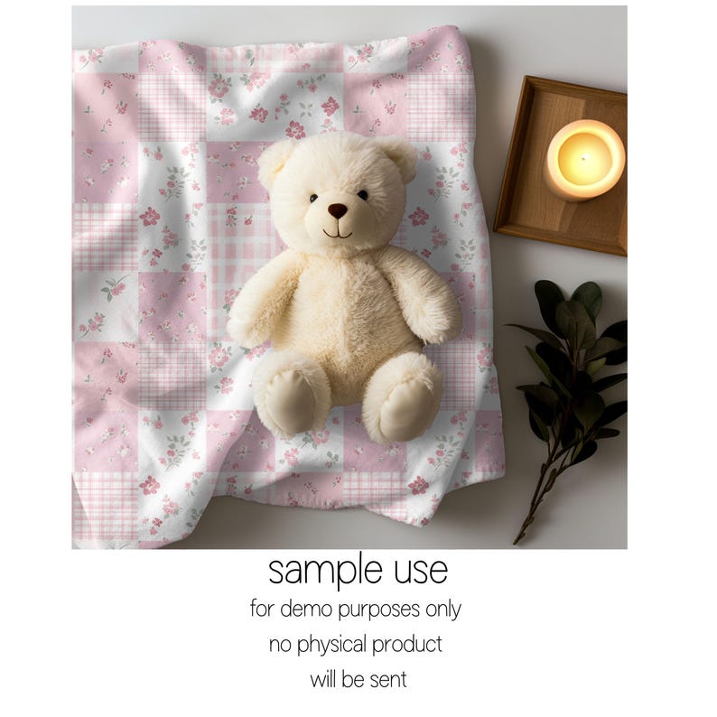 以下が含まれることがあります： クリーム色のテディベアが、花柄とチェック柄のピンクと白のパッチワークキルトの上に置かれています。 木製のトレイに入ったろうそくの火と緑も存在します。 テキスト「sample use」が表示されています。