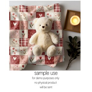 Peut inclure: Un ours en peluche cr&egrave;me est pos&eacute; sur une courtepointe patchwork avec des carr&eacute;s rouges et cr&egrave;me. La courtepointe pr&eacute;sente des motifs floraux et en forme de c&oelig;ur. Un plateau en bois avec une bougie allum&eacute;e et de la verdure sont &eacute;galement pr&eacute;sents. Le texte "sample use" est visible.