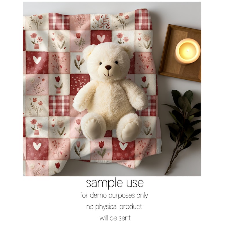 Peut inclure: Un ours en peluche cr&egrave;me est pos&eacute; sur une courtepointe patchwork avec des carr&eacute;s rouges et cr&egrave;me. La courtepointe pr&eacute;sente des motifs floraux et en forme de c&oelig;ur. Un plateau en bois avec une bougie allum&eacute;e et de la verdure sont &eacute;galement pr&eacute;sents. Le texte "sample use" est visible.