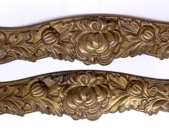 ONE vintage brass stamping victorian or art nouveau style PUFFY FLOWER design stamping, long and wavy ox patina