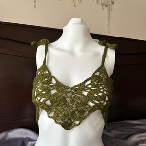 Boho Virkad Kort Topp: Khaki Festivaltopp