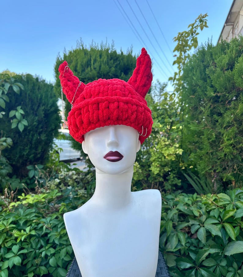 Gorro Diabinho de Tricô | Gorro de Inverno Artesanal com Chifres imagem 1