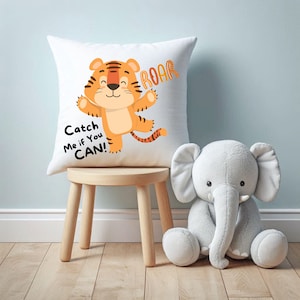 Almohada decorativa para el hogar Catch Me If You Can: decoración divertida para habitación de niños y guardería con cachorro de tigre, cojín de aventura en la jungla, almohada de regalo con temática de safari