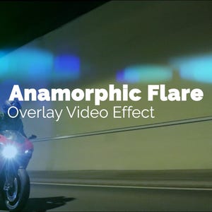 Może przedstawiać: Czerwony motocykl z jasnymi reflektorami pędzi przez tunel. Obraz zawiera biały tekst "Anamorphic Flare Overlay Video Effect" na tle zielonych i niebieskich rozbłysków światła.