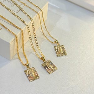 Collar de la Virgen María en oro – Medalla tricolor – Joyería religiosa para mujer – Collar chapado en oro en capas – Regalo católico para ella