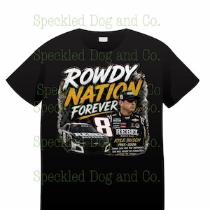 Könnte beinhalten: Schwarzes T-Shirt mit einem Grafikdesign. Das Design enthält den Text "ROWDY NATION FOREVER", ein Rennwagen und den Namen "KYLE BUSCH" mit den Jahren "1985-2026".
