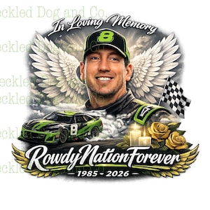 Pode incluir: Gráfico memorial com um retrato de um homem sorrindo usando um boné de corrida com o número 8. A imagem inclui um carro de corrida, asas de anjo, uma bandeira quadriculada e o texto "In Loving Memory" e "Rowdy Nation Forever 1985-2026."