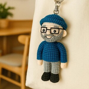 Personalisierte Häkelpuppe Schlüsselanhänger - Mini Me Amigurumi Schlüsselanhänger, handgemachtes Geschenk für Sie oder Ihn