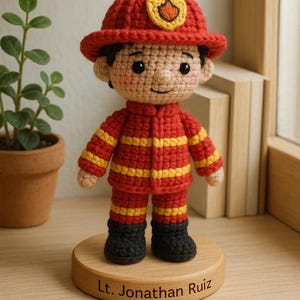 Lalka strażak na szydełku – ręcznie robiony prezent bohater Amigurumi z przedmiotami, spersonalizowany zdjęciem lub wzorem, pamiątka strażaka dla taty lub dla niego