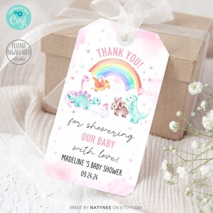 Étiquette modifiable de faveur de baby shower de dinosaure. Etiquettes à imprimer pour bébé fille Dino Party. C'est une étiquette cadeau de remerciement pour fille. Modèle d'étiquette de fête prénatale