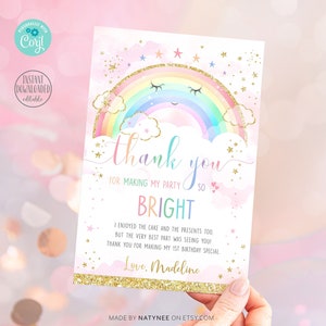 Carte de remerciement pastel arc-en-ciel pour premier anniversaire. Modèle carte TY de fille d'or arc-en-ciel pour le 1er anniversaire. Carte de faveur modifiable de paillettes d'or. R1