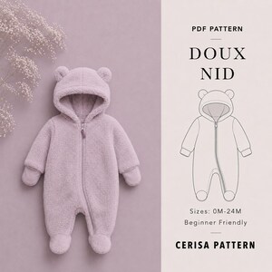 Peut inclure: Une combinaison bébé en polaire violet clair avec une capuche à oreilles d'ours et une fermeture éclair frontale. À côté, un patron PDF intitulé DOUX NID avec un dessin technique, marqué Sizes: 0M-24M et CERISA PATTERN.