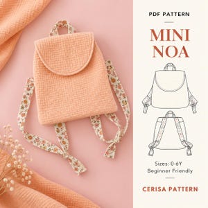 Può includere: Uno zaino in mussola color pesca con chiusura a patta e spallacci a motivo floreale. L'immagine include il testo PDF PATTERN MINI NOA, Sizes: 0-6Y, Beginner Friendly e CERISA PATTERN, insieme a due disegni al tratto dello zaino.