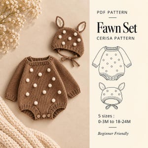 Puede incluir: Un pelele de punto marrón de manga larga con pompones blancos y un gorro a juego con orejas. La imagen incluye el texto: PDF PATTERN Fawn Set CERISA PATTERN, 5 sizes: 0-3M to 18-24M, y un dibujo lineal del conjunto de ropa.